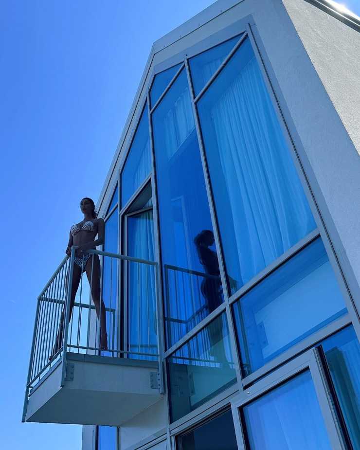 Belen Rodriguez più bella di una dea senza veli