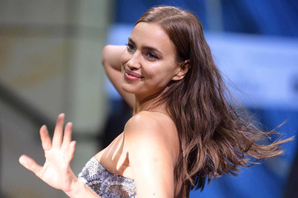 Irina Shayk, in topless sui social