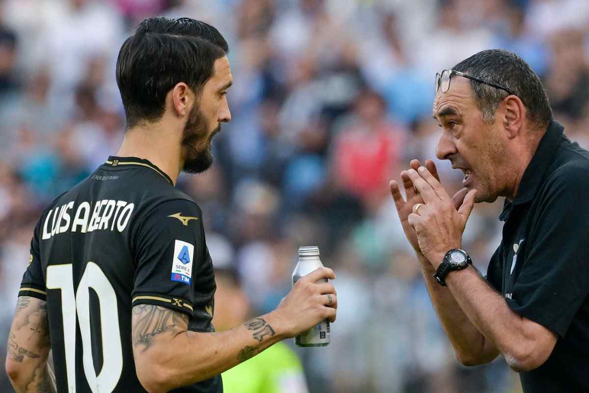 Luis Alberto e Sarri a colloquio in campo