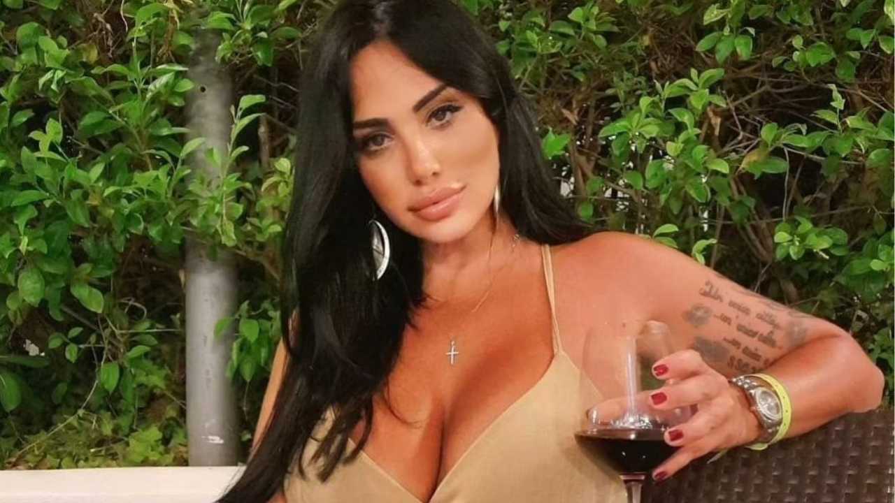 Marika Fruscio è strepitosa in intimo trasparente