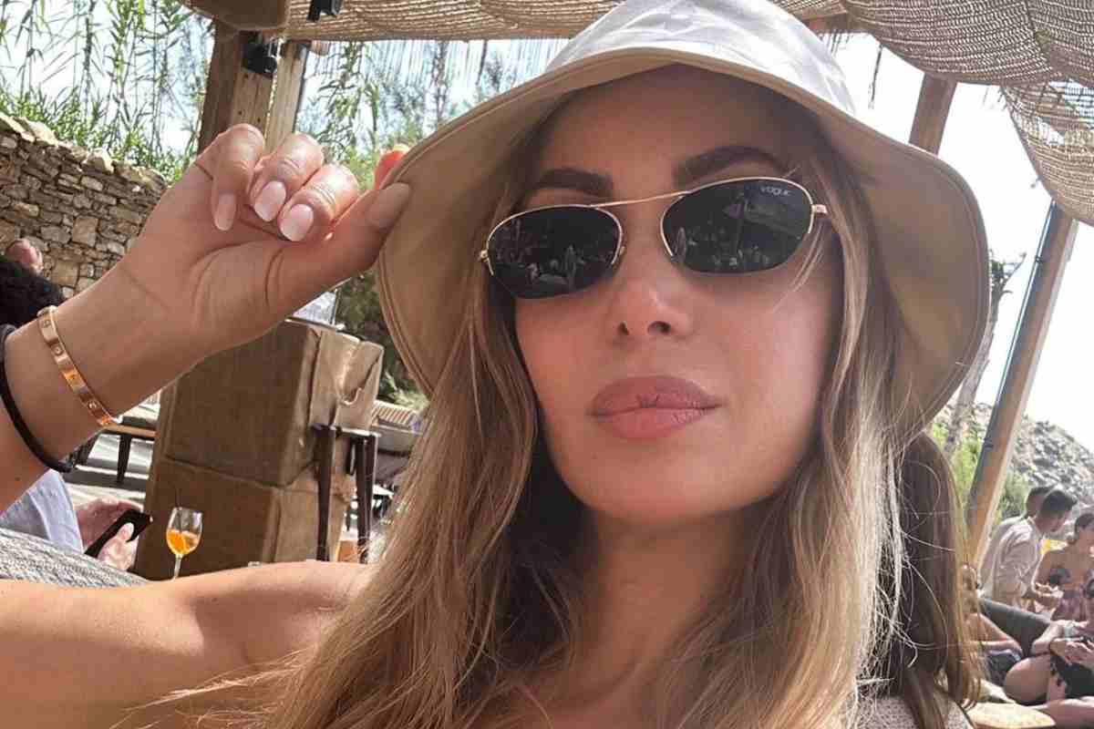 Laura Cremaschi, costume e cappello in vacanza