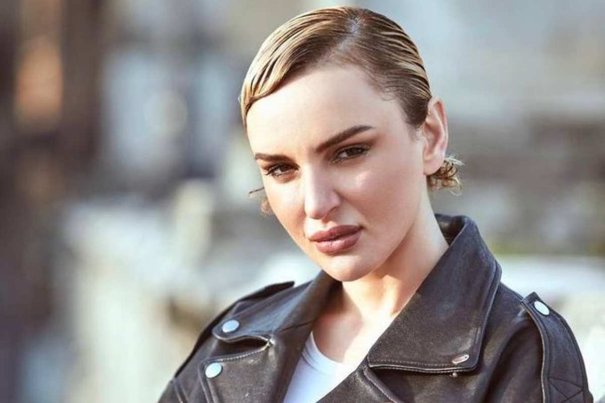 Arisa provoca di nuovo i fan con tre scatti hot