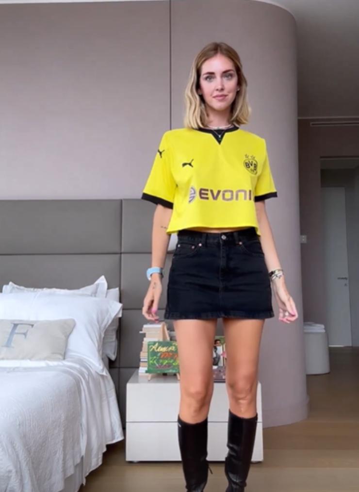 Chiara Ferragni, sui social con la maglia del Borussia Dortmund