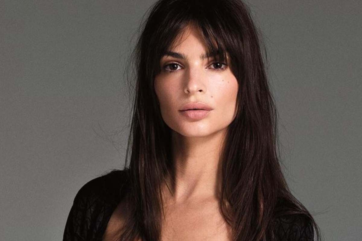 Emily Ratajkowski vestito va giù scollatura totale