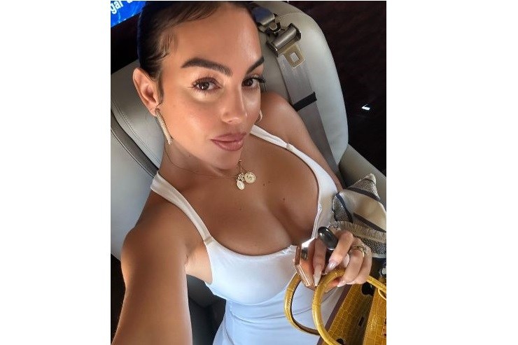 Georgina Rodriguez viaggio aereo selfie scollatura