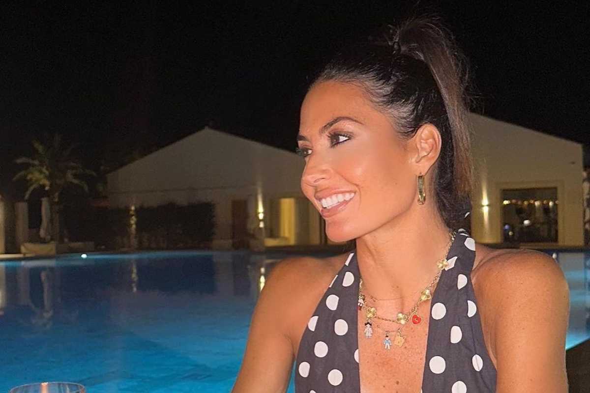 Estate infinita con Elisabetta Gregoraci: il lato B è da urlo