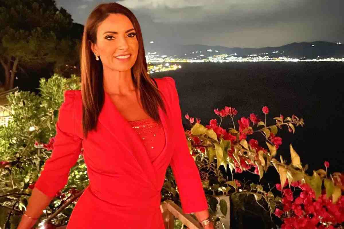 Monica Bertini conquista con il suo sorriso e con un abito particolare