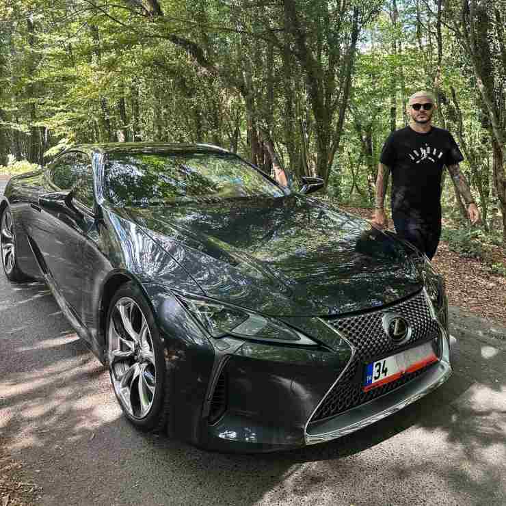 Icardi acquista rara Lexus