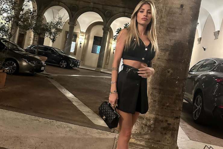 Chiara Nasti minigonna camicetta scollata foto