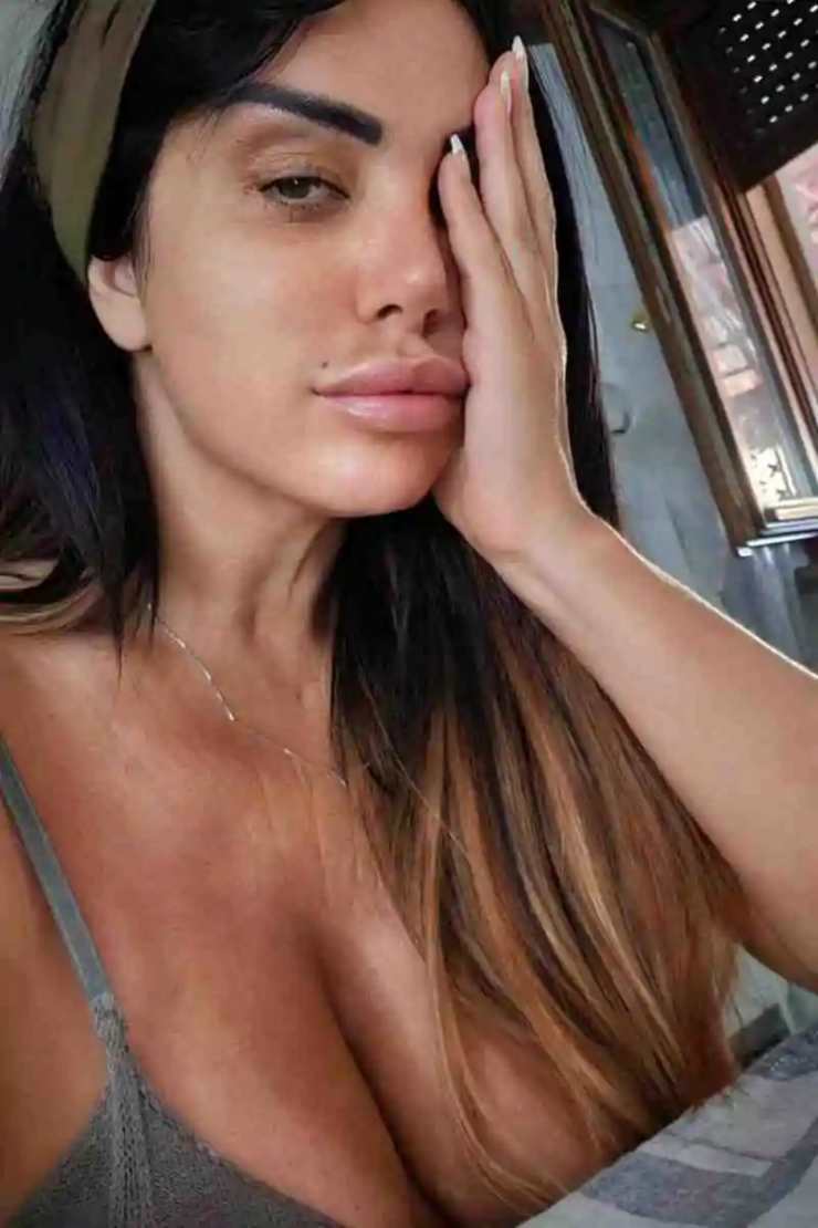 Marika Fruscio seducente e bellissima non nasconde niente