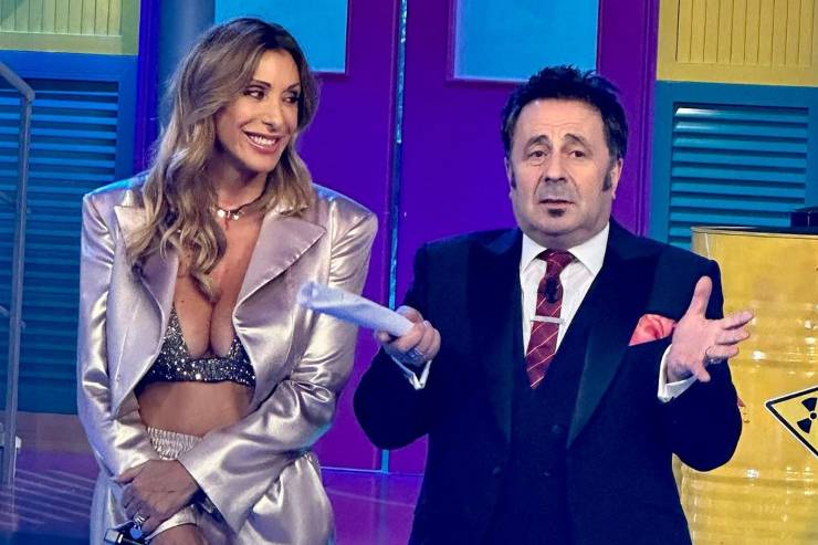 Sabrina Salerno giacca aperta scollatura